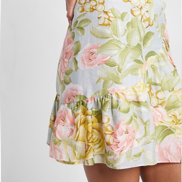 NWT Express High Waisted Asymmetrical Ruffle Skirt - Picture 3 of 3